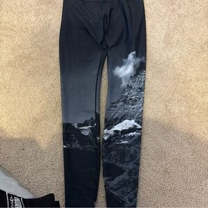 Women's Black Mountain Print Cropped Leggings Colorado Threads
